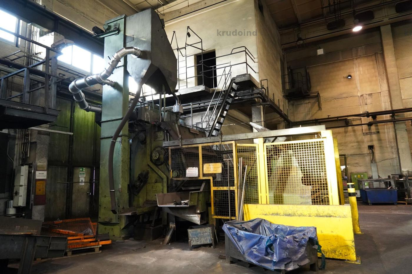 Caterpillar belt blasting machine